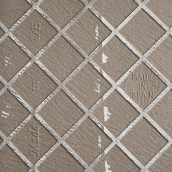 Fliesenbild: Diagonal angeordnete quadratische Fliesen mit strukturierter, matter Oberfläche. Der Text lautet „MADE IN SPAIN“, t