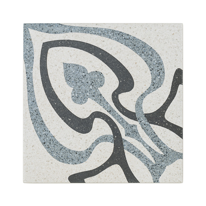 Le carrelage présente des motifs noirs et gris abstraits et floraux sur un fond beige moucheté, créant un design décoratif fluid