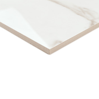 Een dunne, rechthoekige keramische tegel met een glanzend wit oppervlak en subtiele grijze nerven rust op een effen witte achter