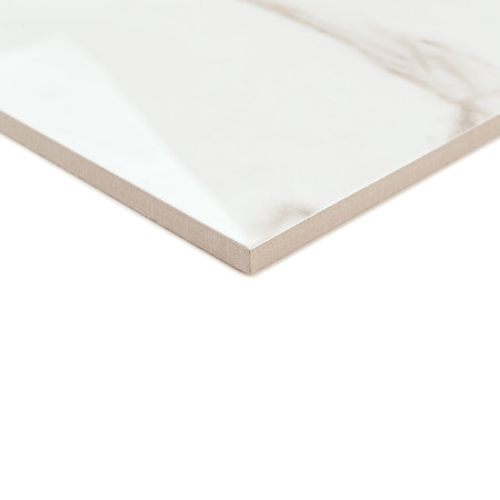 Een dunne, rechthoekige keramische tegel met een glanzend wit oppervlak en subtiele grijze nerven rust op een effen witte achter