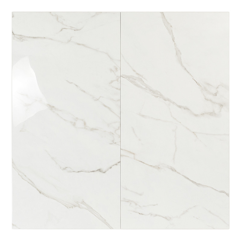 Los azulejos rectangulares presentan un patrón de mármol blanco brillante con vetas de color gris claro, lo que crea una aparien
