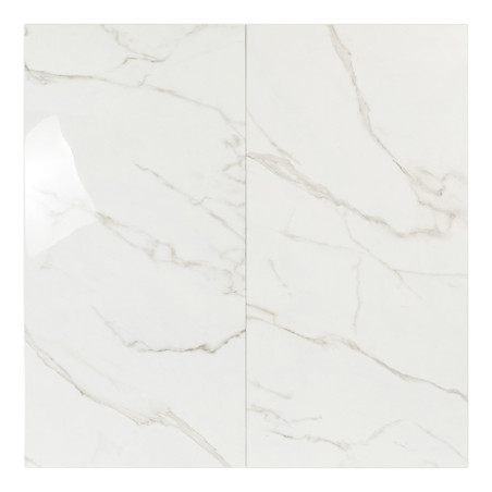 De tegel heeft een glanzend, wit marmerachtig oppervlak met subtiele grijze aderen, waardoor een elegante uitstraling ontstaat d