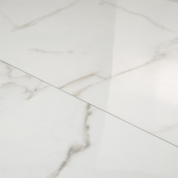 Witte marmeren tegels met subtiele grijze nerven creëren een glad, gepolijst oppervlak dat licht reflecteert in een minimalistis