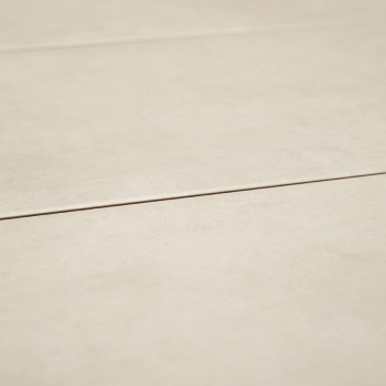 Een gladde, beige tegel ligt plat. het oppervlak is subtiel gestructureerd met een lineaire groef die er overheen loopt, wat een