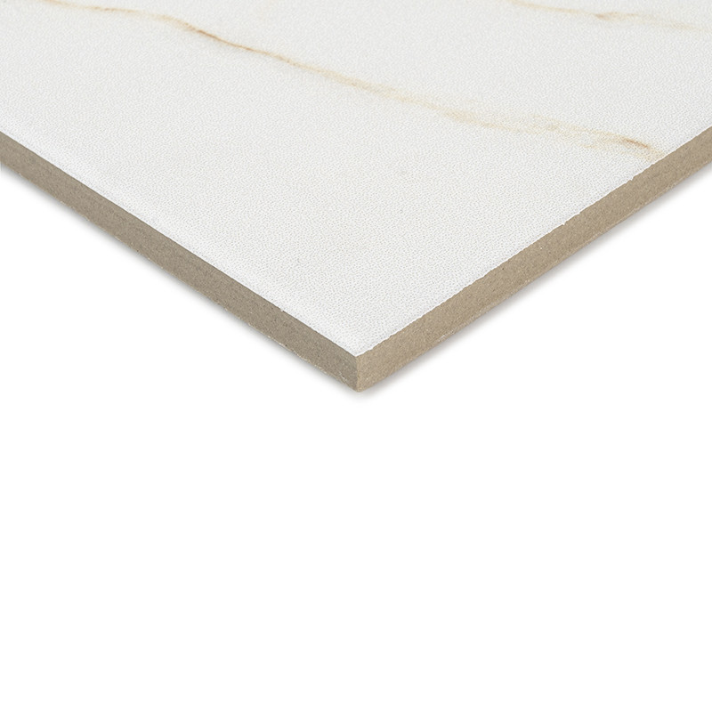 Um ladrilho cerâmico com superfície lisa e creme e veios bege sutis assenta sobre um fundo branco liso, com bordas bem definidas