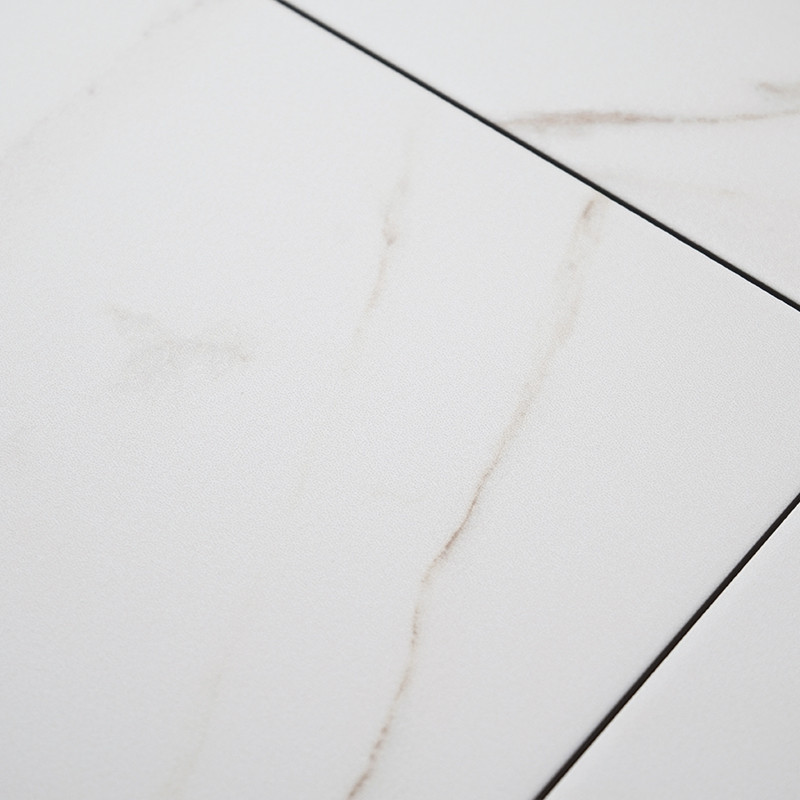 Ladrilhos de mármore branco com veios cinza sutis parecem perfeitamente alinhados. A superfície lisa reflete a luz, realçando um