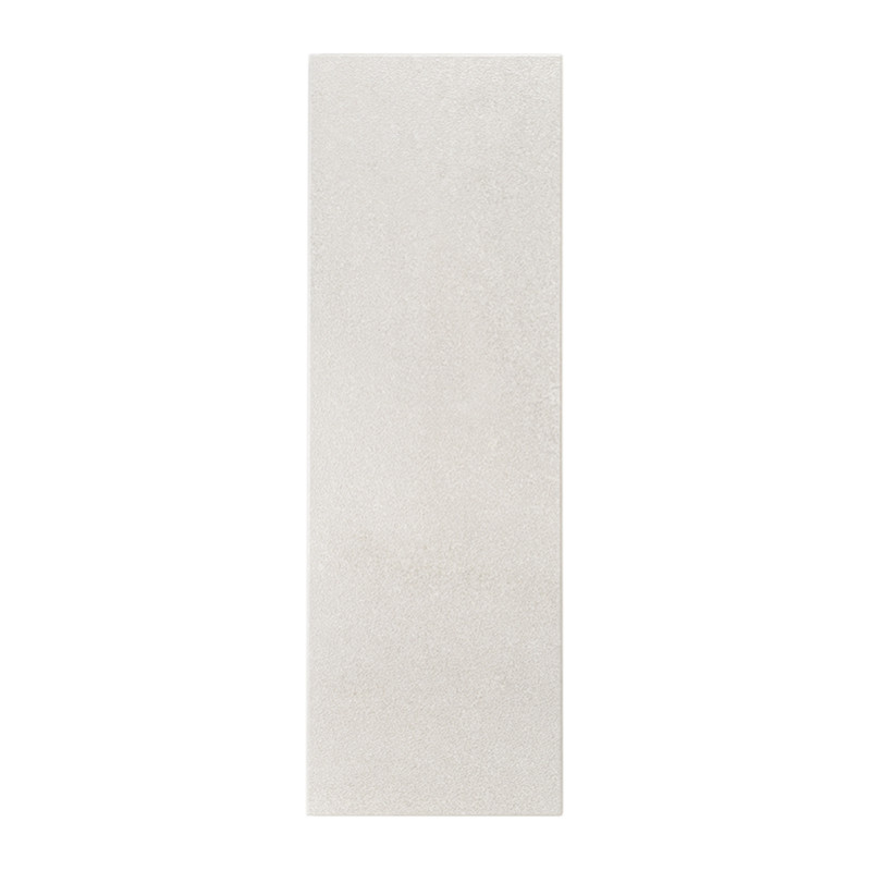 Um ladrilho liso e retangular repousa verticalmente sobre um fundo branco liso, exibindo uma cor esbranquiçada sutil com acabame