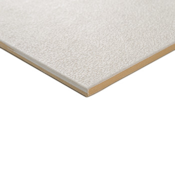 Un azulejo rectangular presenta una superficie texturizada de color gris claro con un borde liso de color beige, que descansa so