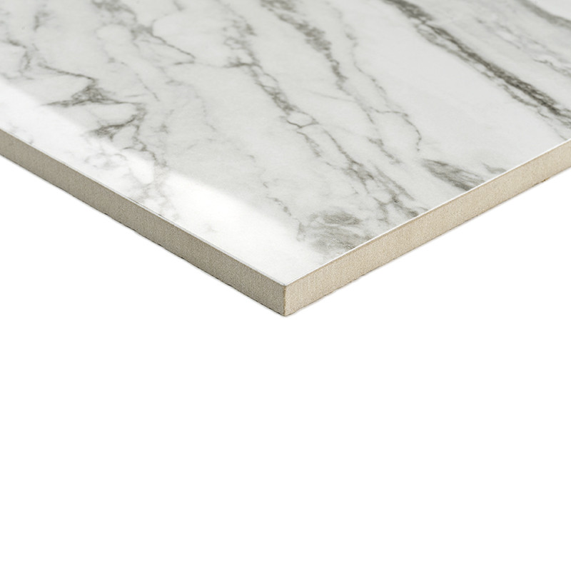 Un carreau de céramique rectangulaire présente une surface blanche brillante avec des veines semblables à du marbre gris, sur un