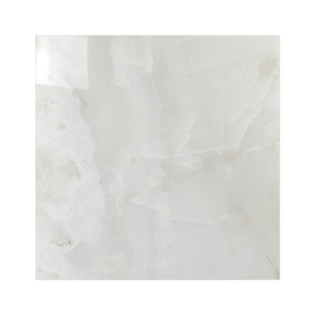 Um ladrilho quadrado brilhante apresenta um padrão de mármore branco turvo, evocando uma aparência serena de pedra natural em um