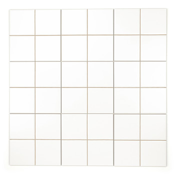 Un azulejo de cerámica blanca dividido en cuatro cuadrados iguales mediante finas líneas de lechada de color beige, creando un d