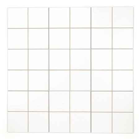 Les carreaux carrés blancs sont disposés selon une grille de cinq par cinq, formant un motif épuré et symétrique avec de fines l