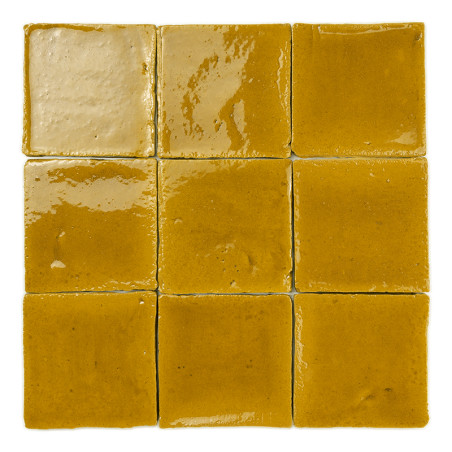 Ladrilho de terracota esmaltado, plano, apresentando superfície amarelo-mostarda brilhante com textura terrosa natural nas borda