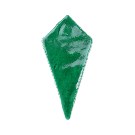 Groene, langwerpige ruitvormige terracotta tegel, glinsterend met een glanzende afwerking, geïsoleerd op een effen witte achterg