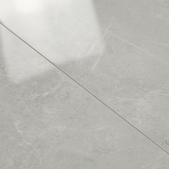 Un carreau de marbre gris clair lisse présente des veines subtiles et une surface réfléchissante, posée à plat avec des lignes d