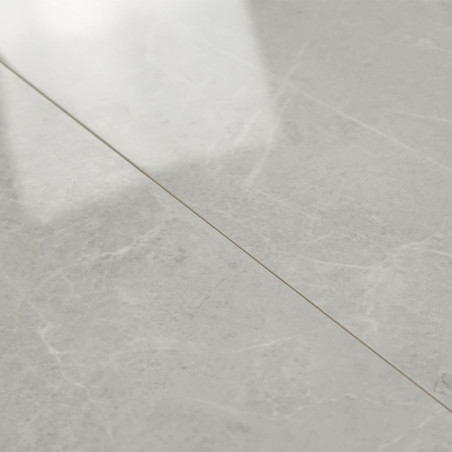 Un carreau de marbre gris clair lisse présente des veines subtiles et une surface réfléchissante, posée à plat avec des lignes d