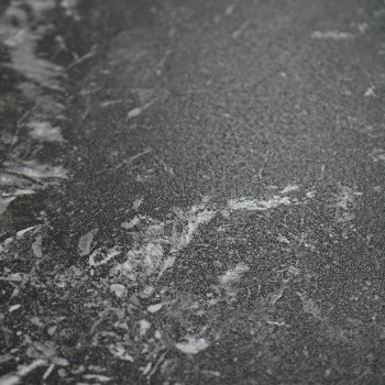 Un azulejo gris oscuro presenta un sutil patrón de mármol blanco, creando una apariencia sofisticada y texturizada adecuada para