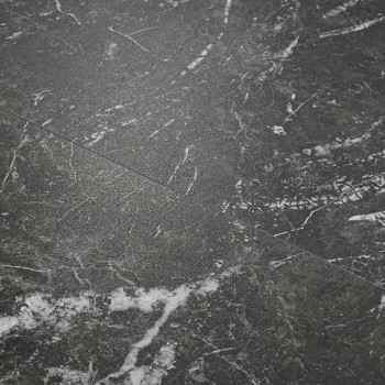 Un azulejo oscuro estilo mármol con vetas blancas. Se coloca paralelo a azulejos similares, creando un patrón de piso elegante y