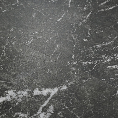 Un azulejo oscuro estilo mármol con vetas blancas. Se coloca paralelo a azulejos similares, creando un patrón de piso elegante y Un azulejo oscuro estilo mármol con vetas blancas. Se coloca paralelo a azulejos similares, creando un patrón de piso elegante y