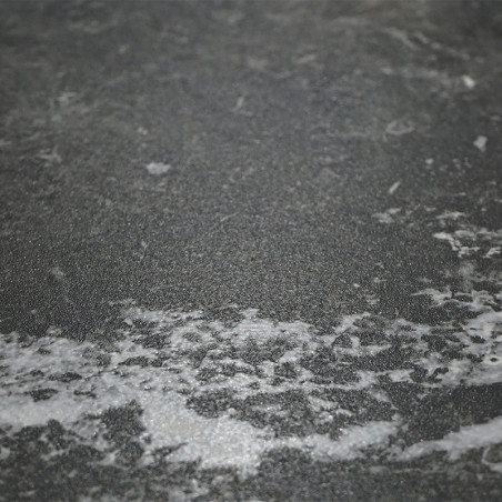 Un azulejo gris oscuro con patrones de mármol blanco se arremolina en la superficie, creando una apariencia texturizada similar  Un azulejo gris oscuro con patrones de mármol blanco se arremolina en la superficie, creando una apariencia texturizada similar