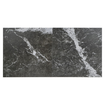 Azulejo de mármol cuadrada con tonos gris oscuro y negro con vetas blancas, apoyada sobre un fondo blanco liso.