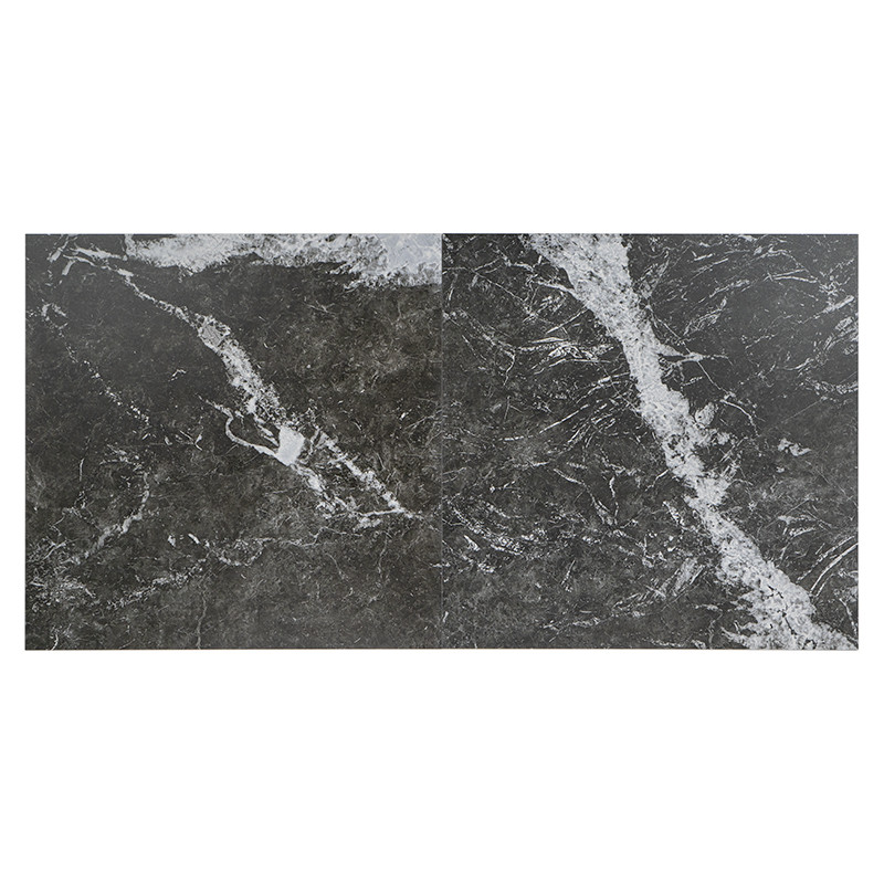 Azulejo de mármol cuadrada con tonos gris oscuro y negro con vetas blancas, apoyada sobre un fondo blanco liso.