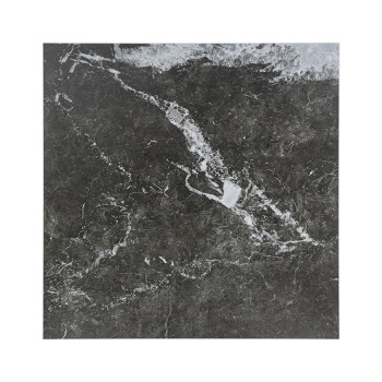 Azulejo de mármol cuadrada con tonos gris oscuro y negro con vetas blancas, apoyada sobre un fondo blanco liso.