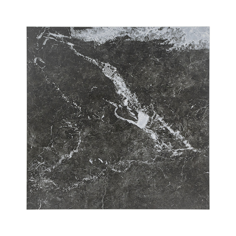 Azulejo de mármol cuadrada con tonos gris oscuro y negro con vetas blancas, apoyada sobre un fondo blanco liso.