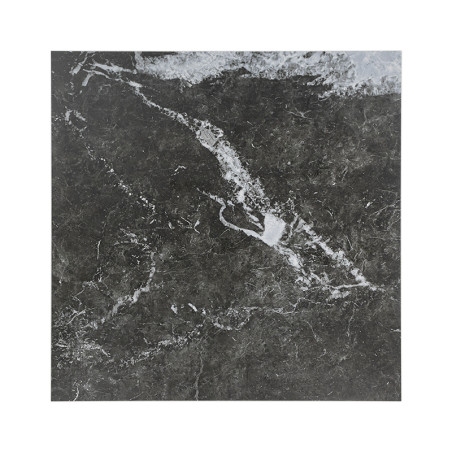 Azulejo de mármol cuadrada con tonos gris oscuro y negro con vetas blancas, apoyada sobre un fondo blanco liso. Azulejo de mármol cuadrada con tonos gris oscuro y negro con vetas blancas, apoyada sobre un fondo blanco liso.