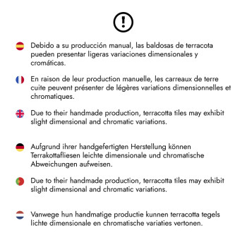Ausrufezeichen-Symbol. Text in mehreren Sprachen warnt vor leichten Maß- und Farbabweichungen bei handgefertigten Terrakottaflie