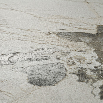 Un azulejo de piedra texturizado presenta patrones moteados irregulares con una mezcla de tonos grises y beige, creando una apar