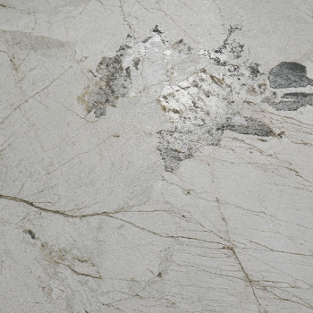 Un azulejo de color beige claro presenta vetas finas y oscuras y una superficie texturizada con parches plateados irregulares, q