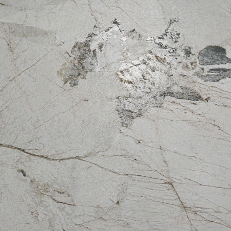 Un azulejo de color beige claro presenta vetas finas y oscuras y una superficie texturizada con parches plateados irregulares, q Un azulejo de color beige claro presenta vetas finas y oscuras y una superficie texturizada con parches plateados irregulares, q