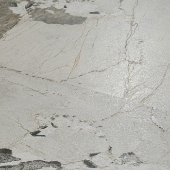 Un azulejo liso y texturizado muestra un patrón de piedra natural con tonos grises claros y beige, con vetas y parches oscuros e