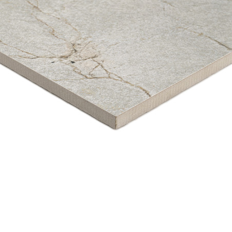 Un azulejo plano y cuadrado con una superficie gris similar a la piedra que muestra patrones de vetas naturales y tenues. coloca Un azulejo plano y cuadrado con una superficie gris similar a la piedra que muestra patrones de vetas naturales y tenues. coloca