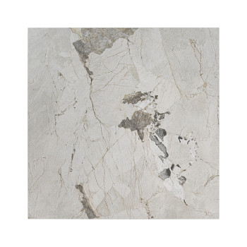 Un azulejo cuadrado muestra un patrón de piedra natural con vetas abstractas de color gris y beige, que se asemeja al mármol en 