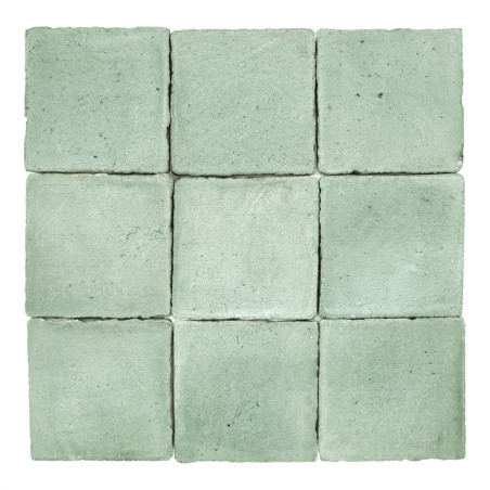Nueve Azulejos cuadradas de terracota de color verde pálido están dispuestas en una cuadrícula de 3x3, que muestra ligeras varia