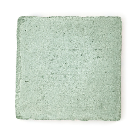 Los azulejos cuadrados de terracota descansan planos y presentan una superficie texturizada de color verde claro, rodeada de un 