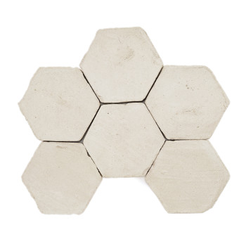 Azulejos de terracota hexagonales dispuestas muy juntas, formando un patrón de panal, sobre un fondo liso.