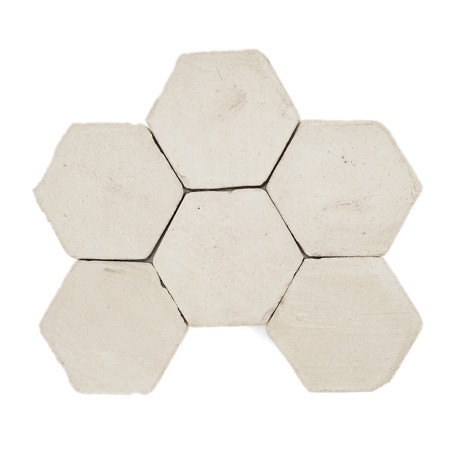 Azulejos de terracota hexagonales dispuestas muy juntas, formando un patrón de panal, sobre un fondo liso. Azulejos de terracota hexagonales dispuestas muy juntas, formando un patrón de panal, sobre un fondo liso.