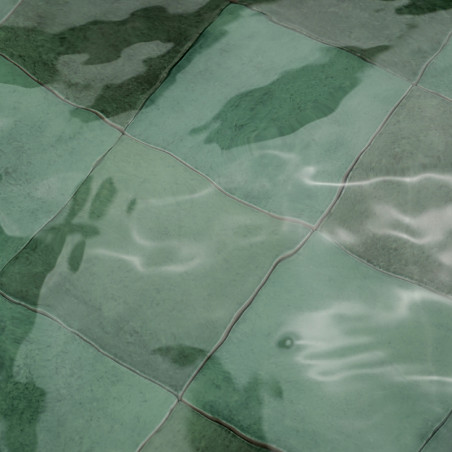 Grüne Keramikfliesen, die teilweise unter Wasser liegen, reflektieren Licht und Wasser und erzeugen einen wellenförmigen, ruhige Grüne Keramikfliesen, die teilweise unter Wasser liegen, reflektieren Licht und Wasser und erzeugen einen wellenförmigen, ruhige