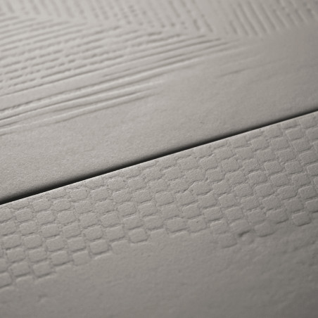 De tegel heeft subtiele, lineaire texturen en geruite patronen, waardoor een minimalistisch ontwerp ontstaat. Het rust in een gl