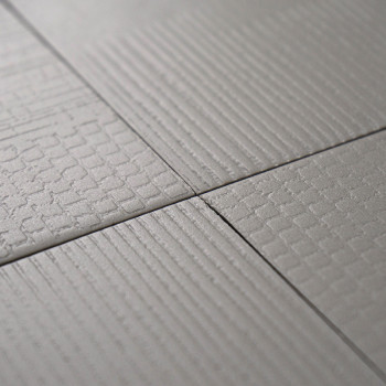 Vier vierkante tegels met een gestructureerd rasterpatroon zijn van dichtbij perfect uitgelijnd, waardoor de elkaar kruisende na