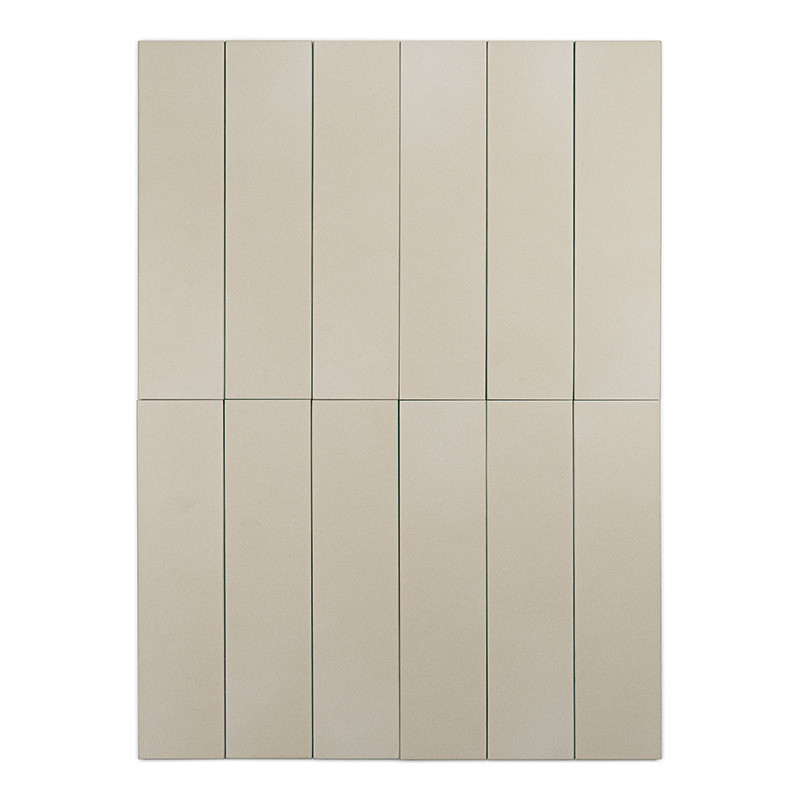 Rechteckige beige Fliese, vertikal ausgerichtet, zeigt eine glatte, matte Oberfläche vor einem schlichten weißen Hintergrund. Es