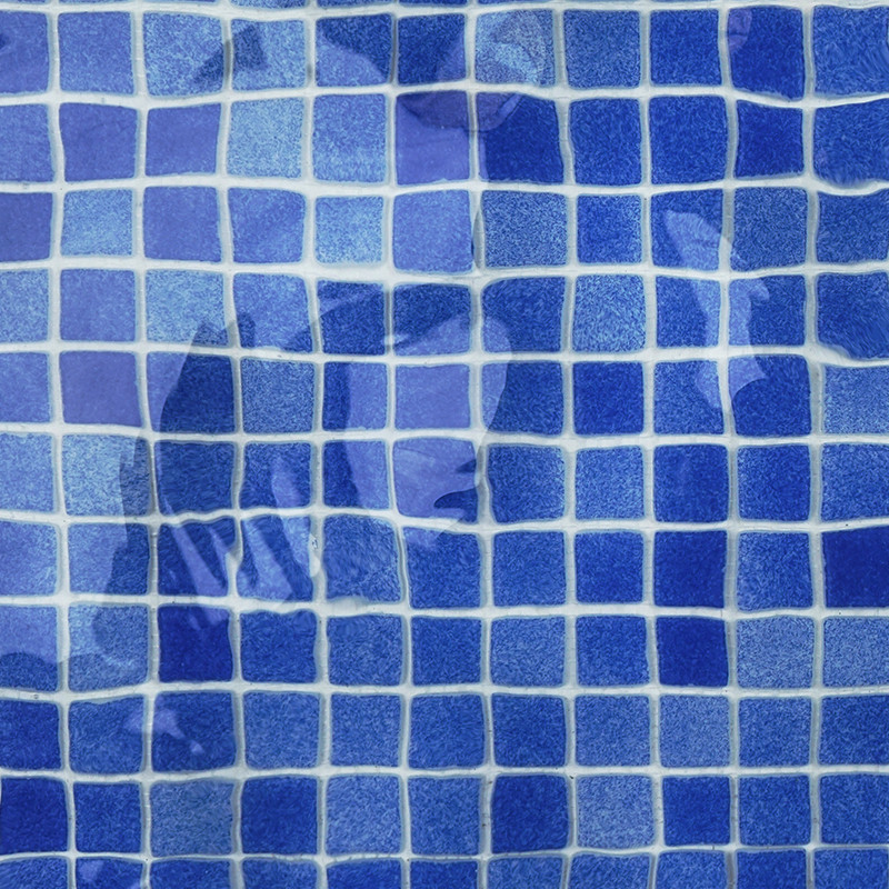 Les carreaux carrés bleus forment une mosaïque vibrante, réfléchissant la lumière, créant un effet chatoyant, suggérant un envir
