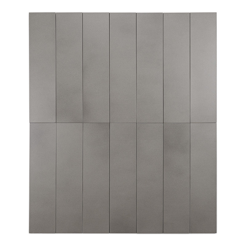 Um ladrilho longo, retangular e cinza repousa verticalmente sobre um fundo branco, enfatizando sua superfície lisa e design mini