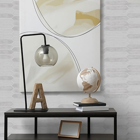 Op een tafeltje staat een houten letter A, een moderne lamp met een glazen bol en een decoratieve wereldbol. Erboven hangt een m Op een tafeltje staat een houten letter A, een moderne lamp met een glazen bol en een decoratieve wereldbol. Erboven hangt een m