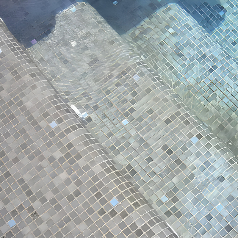Les carreaux de verre forment des marches immergées dans l’eau, créant un motif chatoyant sous l’eau claire et en mouvement doux