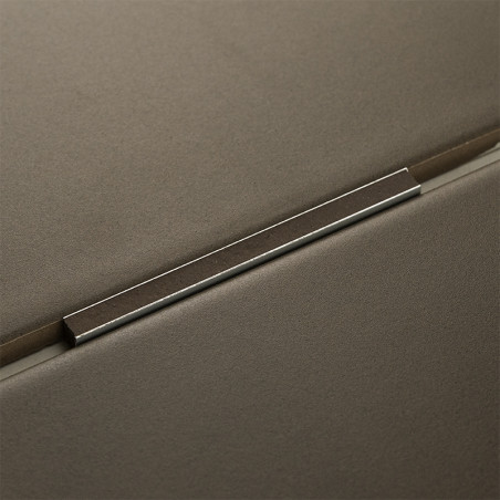 Ein Metallbesatz liegt zwischen zwei mattgrauen Fliesen und bildet eine präzise Naht in einem modernen, minimalistischen Design.