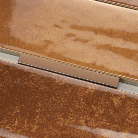 Die braune, rechteckige Fliese verfügt über eine glänzende Oberfläche mit subtilen Texturvariationen, umgeben von schmalen silbe